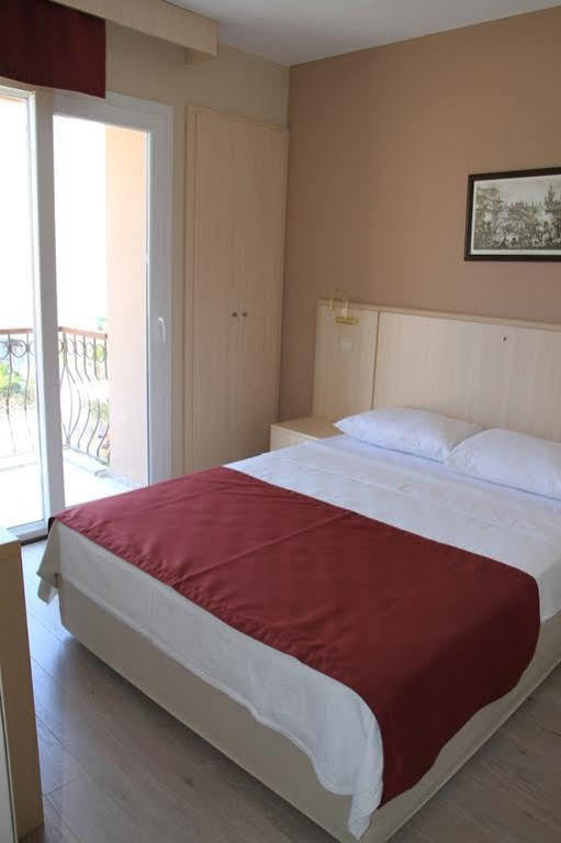 Ileri Hotel & Apartments Çeşme Exterior foto